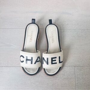 CHANEL White and Black Logo Cork Slide Sandals. size 37